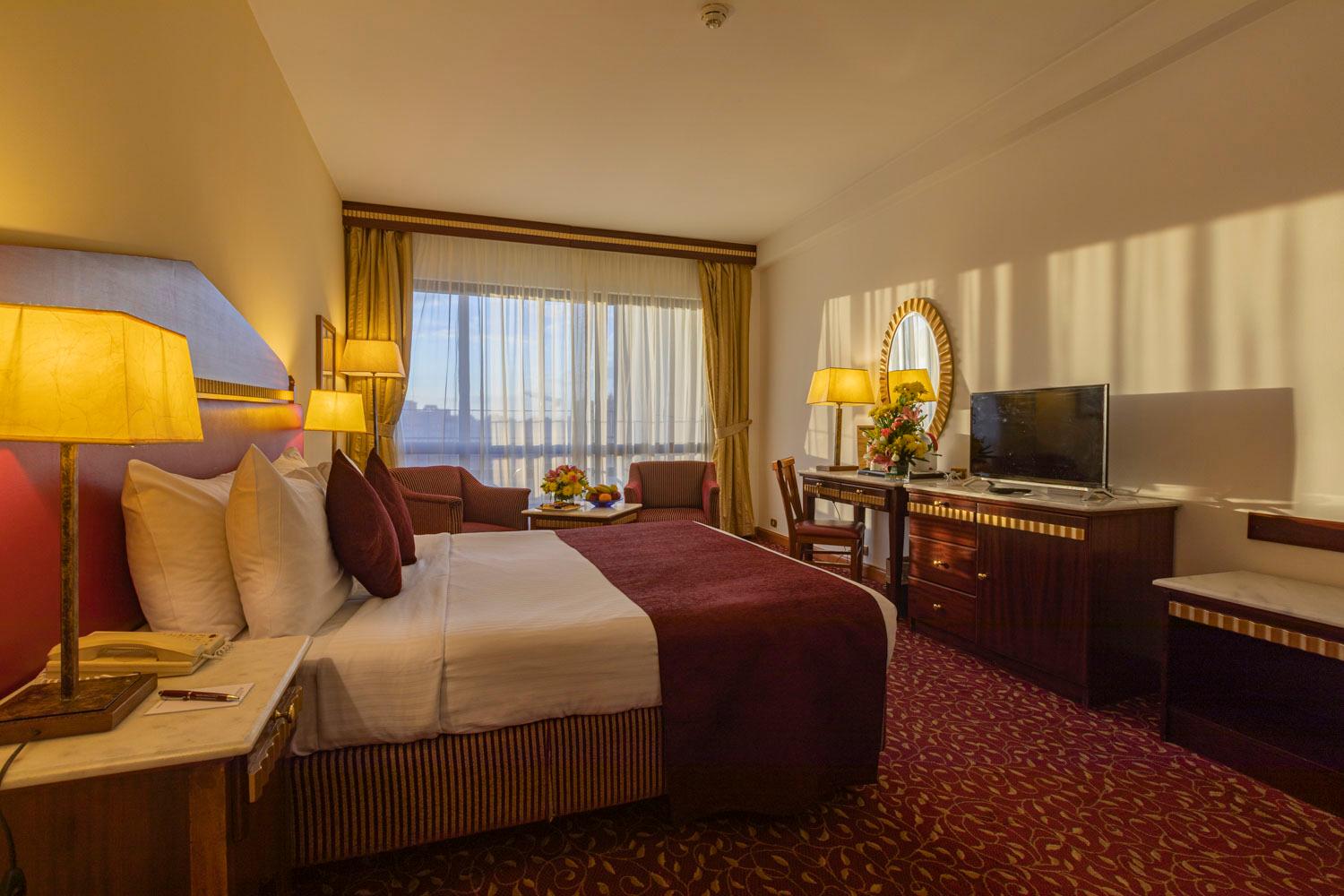 Room, King Bed, River View, Side