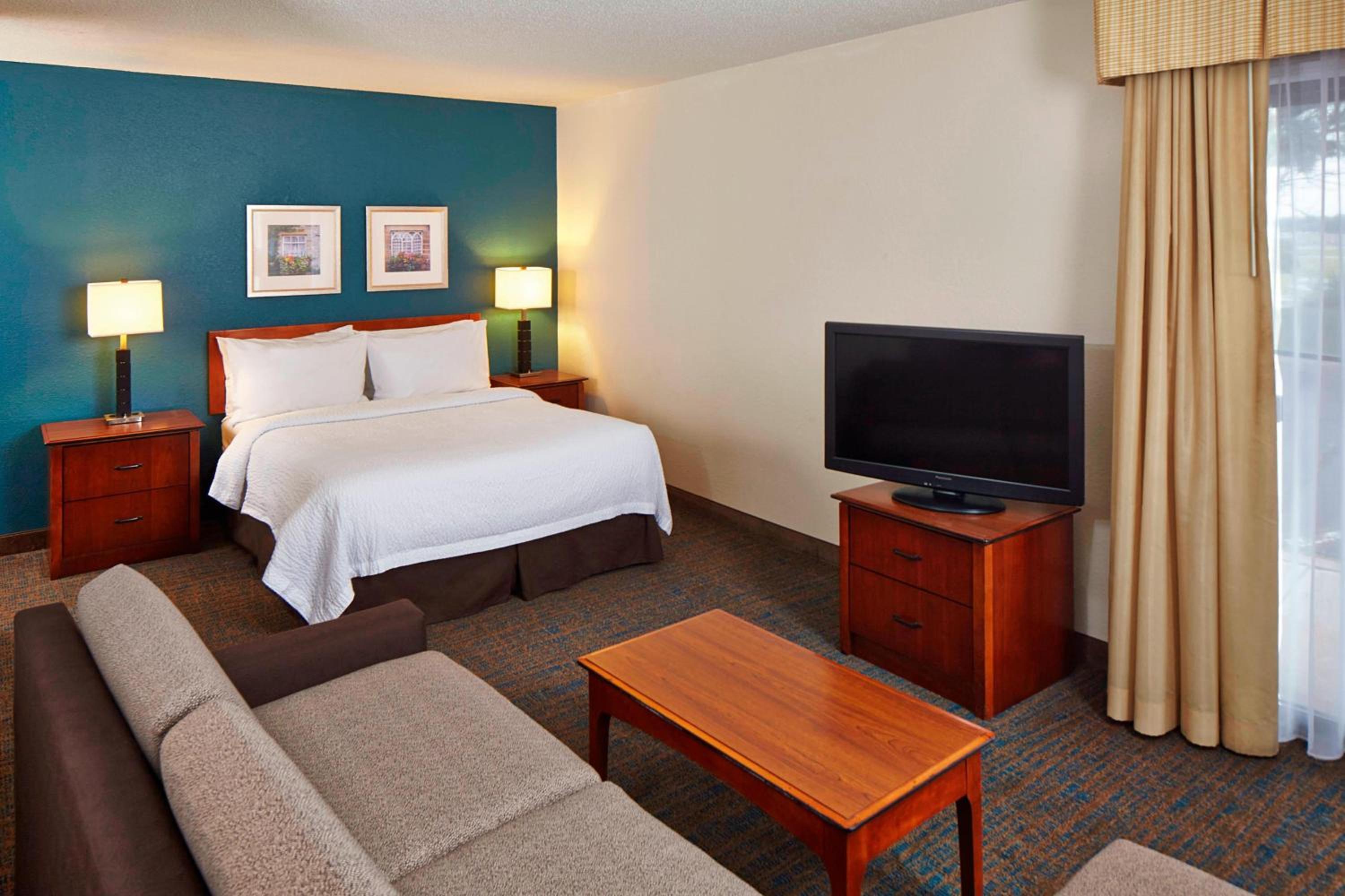 Studio, Queen Bed, Sofa, Bathtub, Accessible
