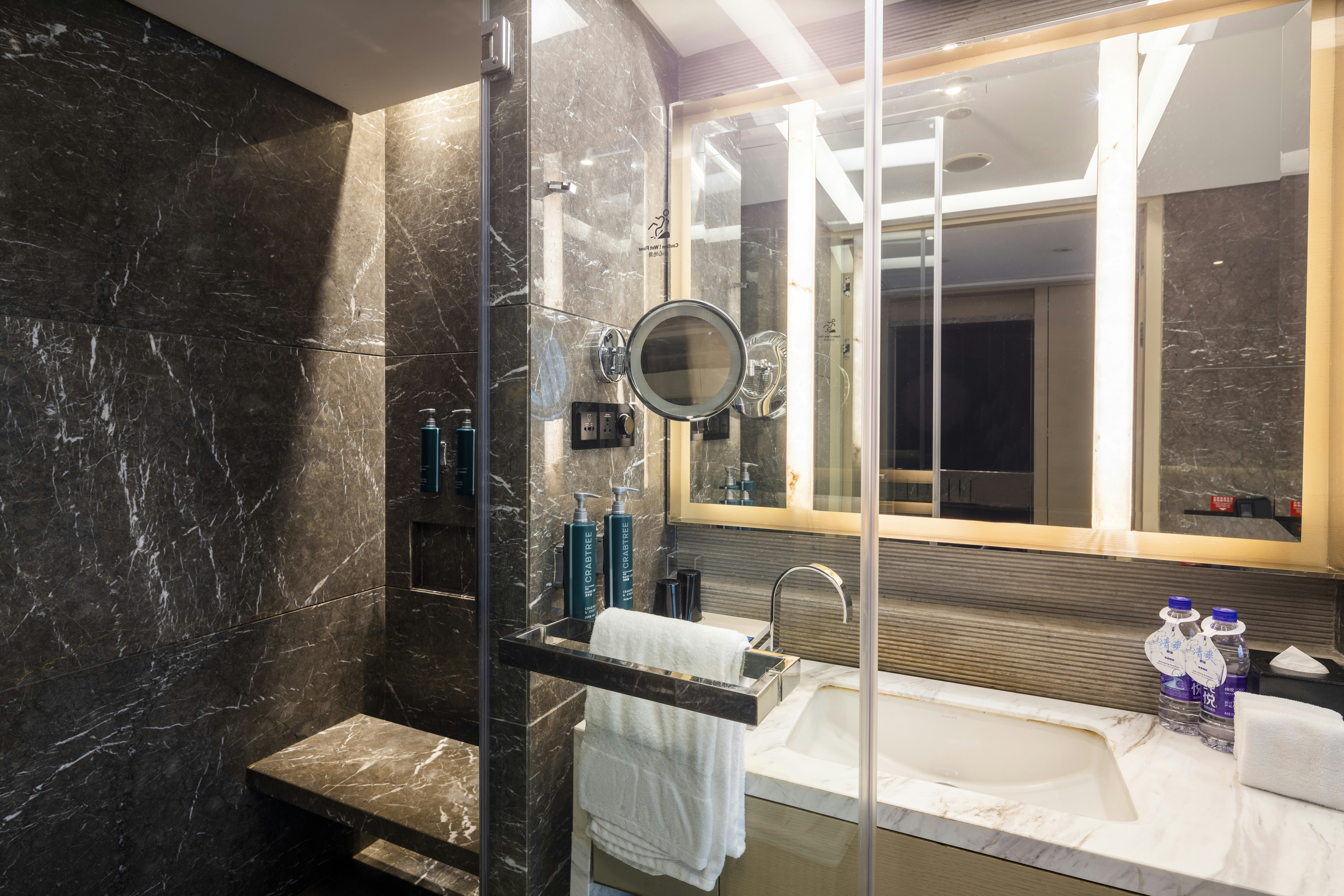 EXECUTIVE, KING BED, HIGH FLOOR