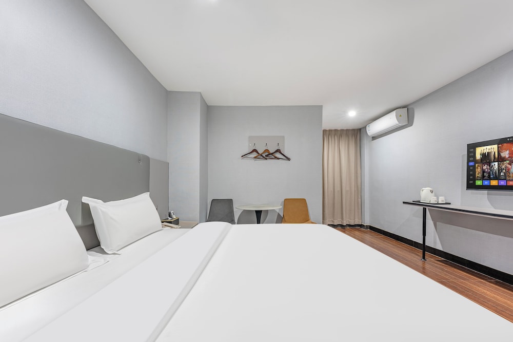 DELUXE, QUEEN BED