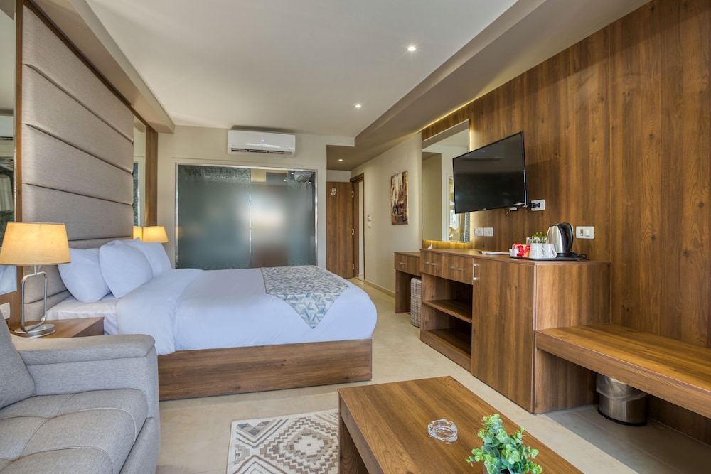 Junior Suite, King Bed, Sofa, Hot Tub