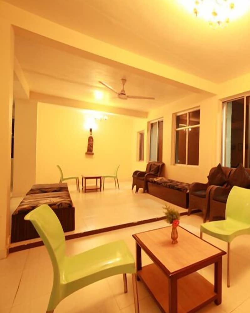 HOTEL KARNAVATI 25/50
