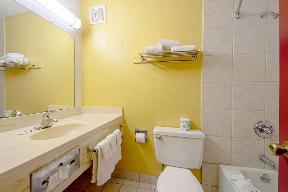 Economy Inn Suites 33/44