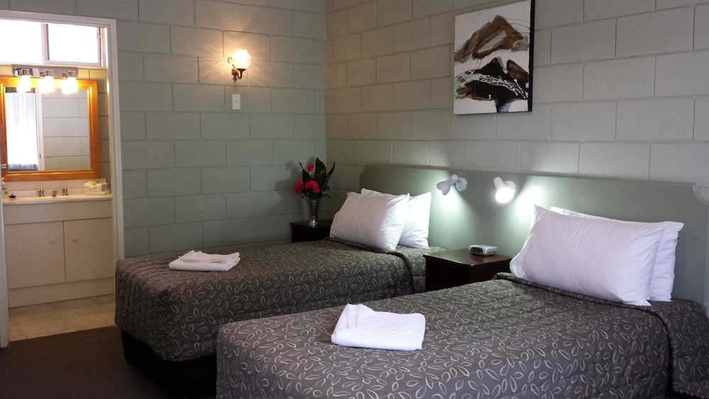 Daylesford Central Motor Inn 23/65