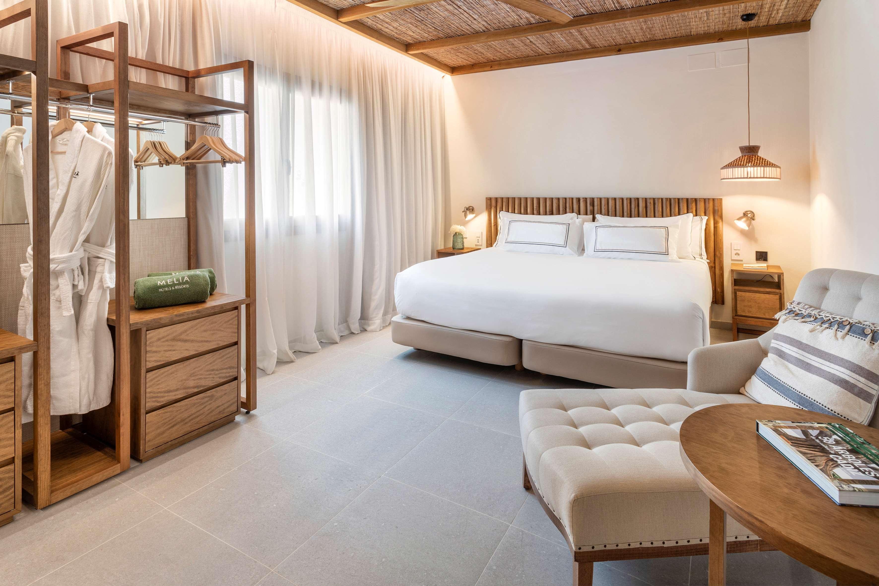 3 Bedrooms, Grand, Villa, Sea Front, Private Pool