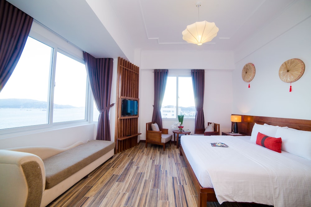 The Light Hotel Resort 28/70