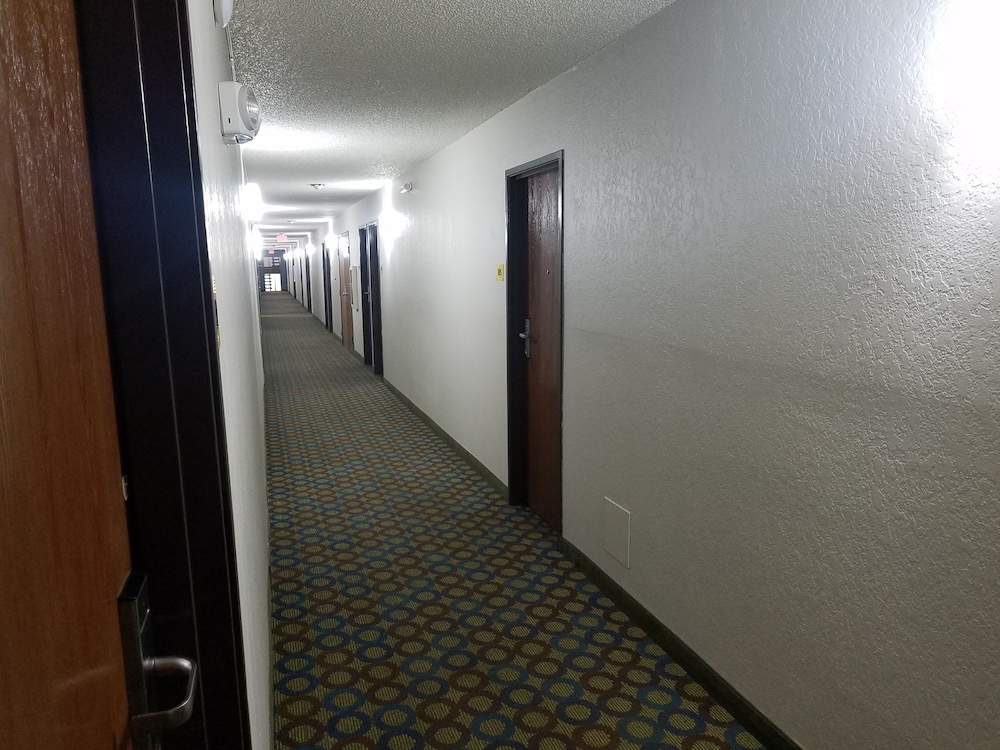Super 8 By Wyndham Independence Kansas City 31/55