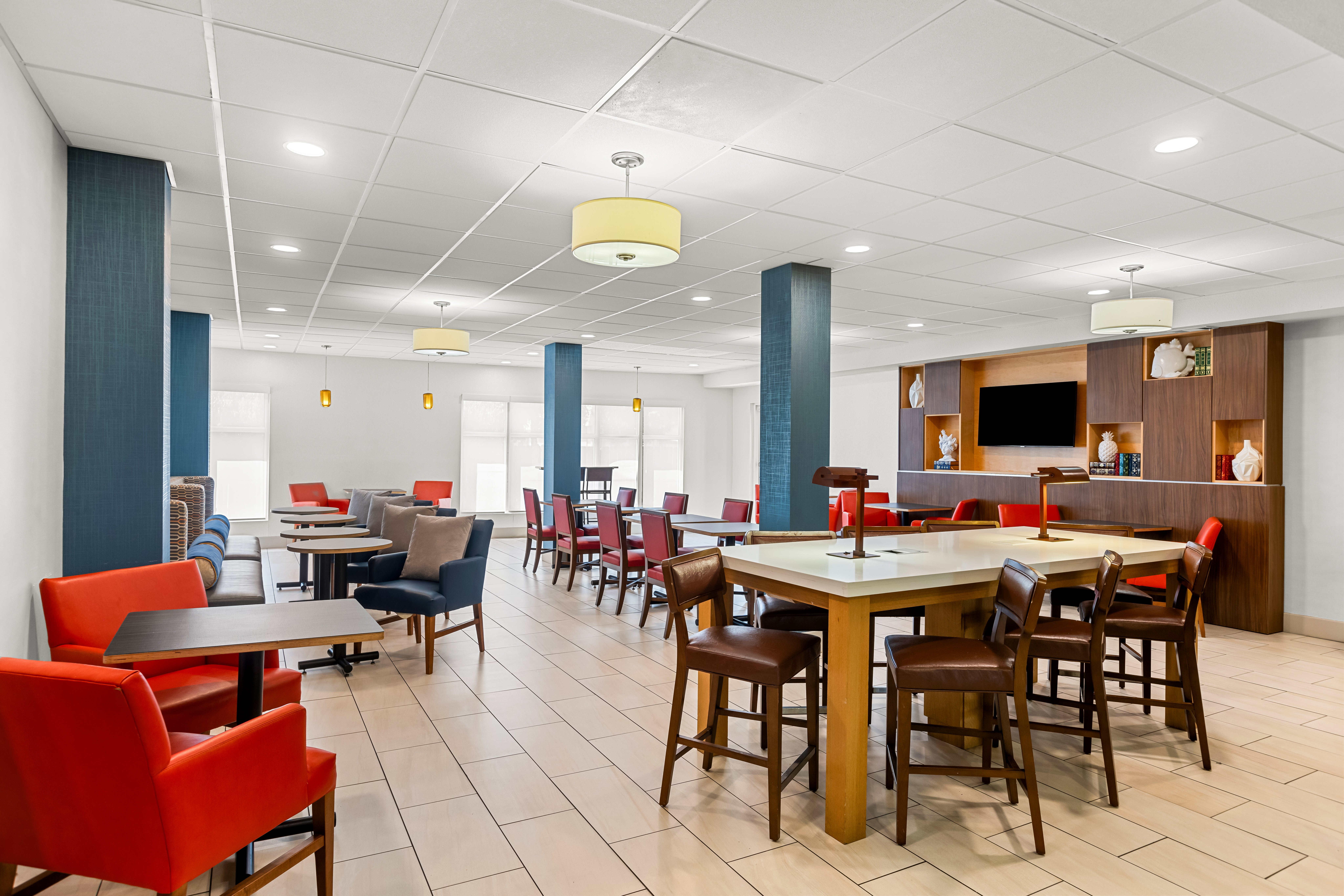 Holiday Inn Express Hotel Suites Savannah Midtown 43/81