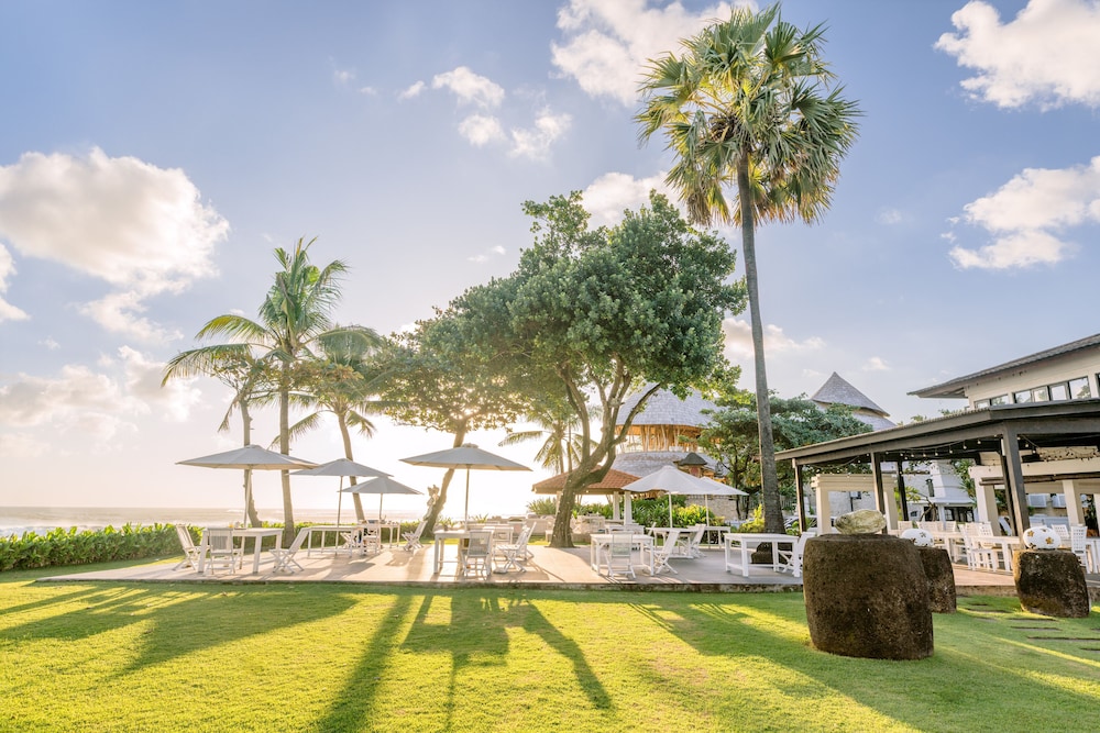 Legong Keraton Beach Hotel 66/70