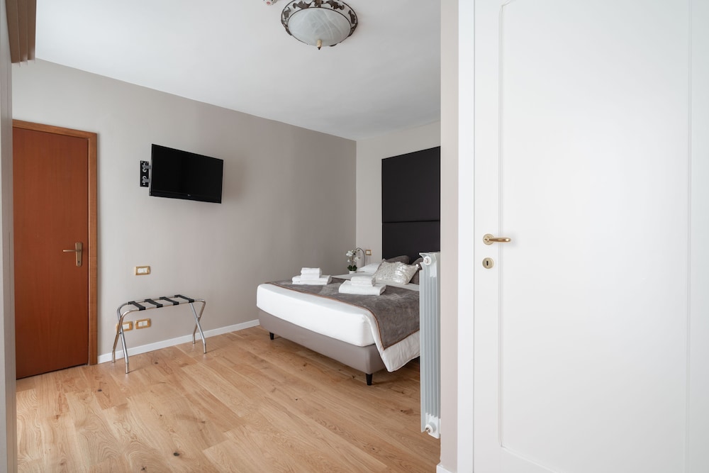 DELUXE, DOUBLE BED