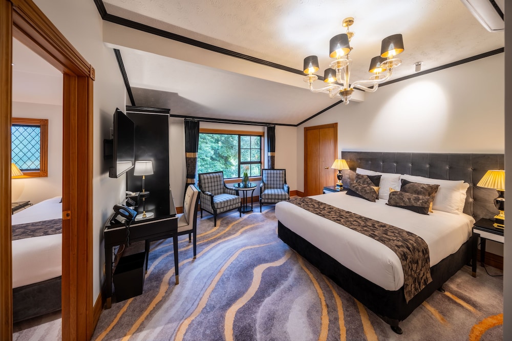 Superior, Lodge, Queen Bed, Sofa