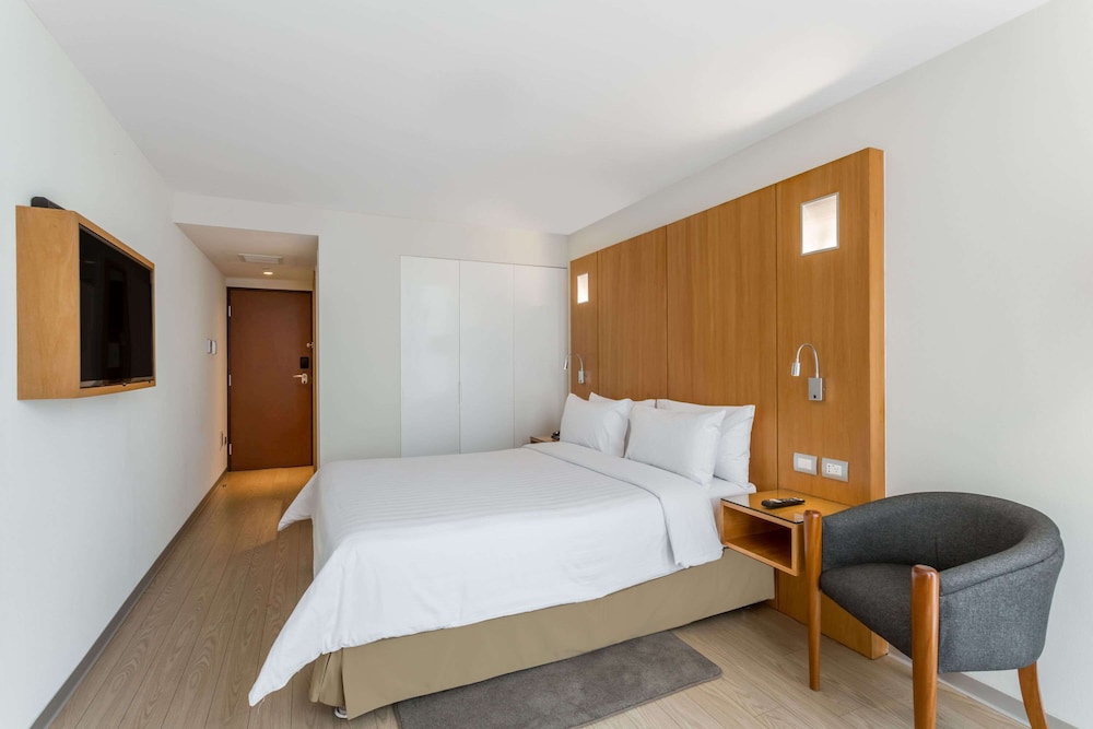 ROOM, QUEEN BED