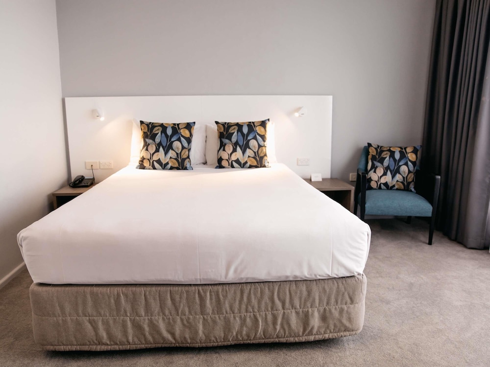 Deluxe, Queen Bed, Balcony, Mercure Brisbane Spring Hill 4/8