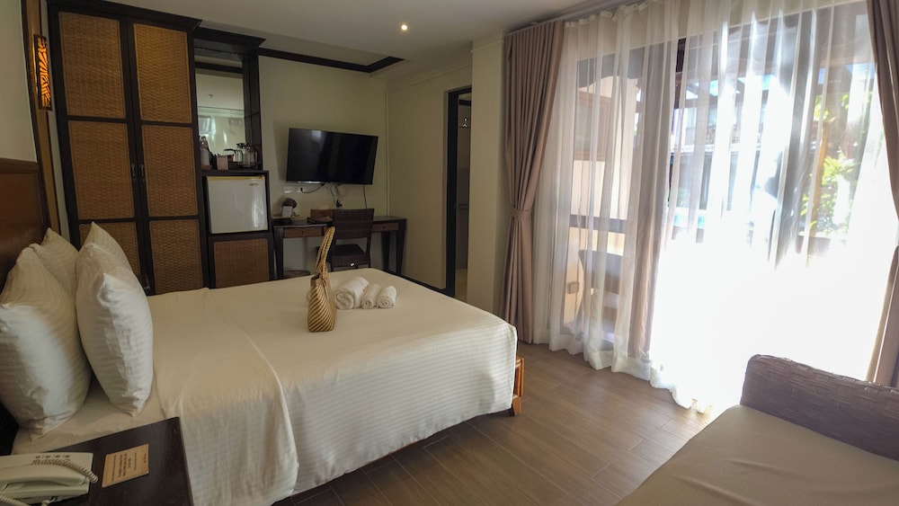 Deluxe Pool View Room