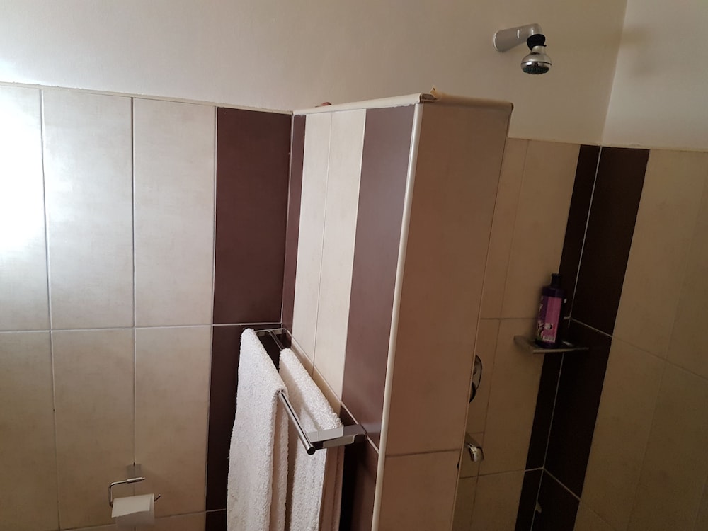 Spurwing Guest House 50/50