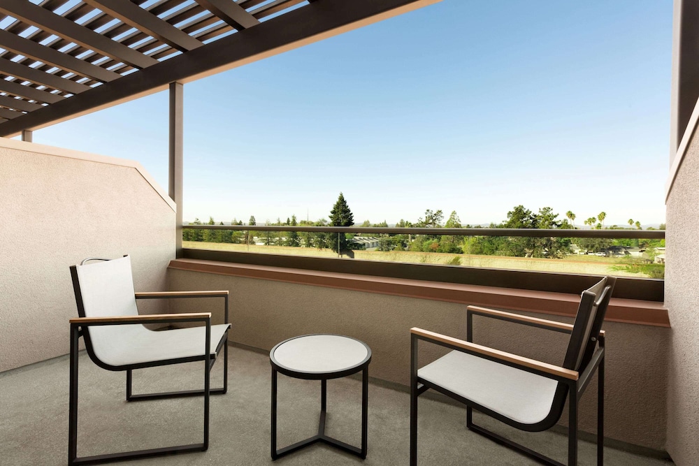 La Quinta Inn & Suites by Wyndham Santa Rosa Sonoma 5/46