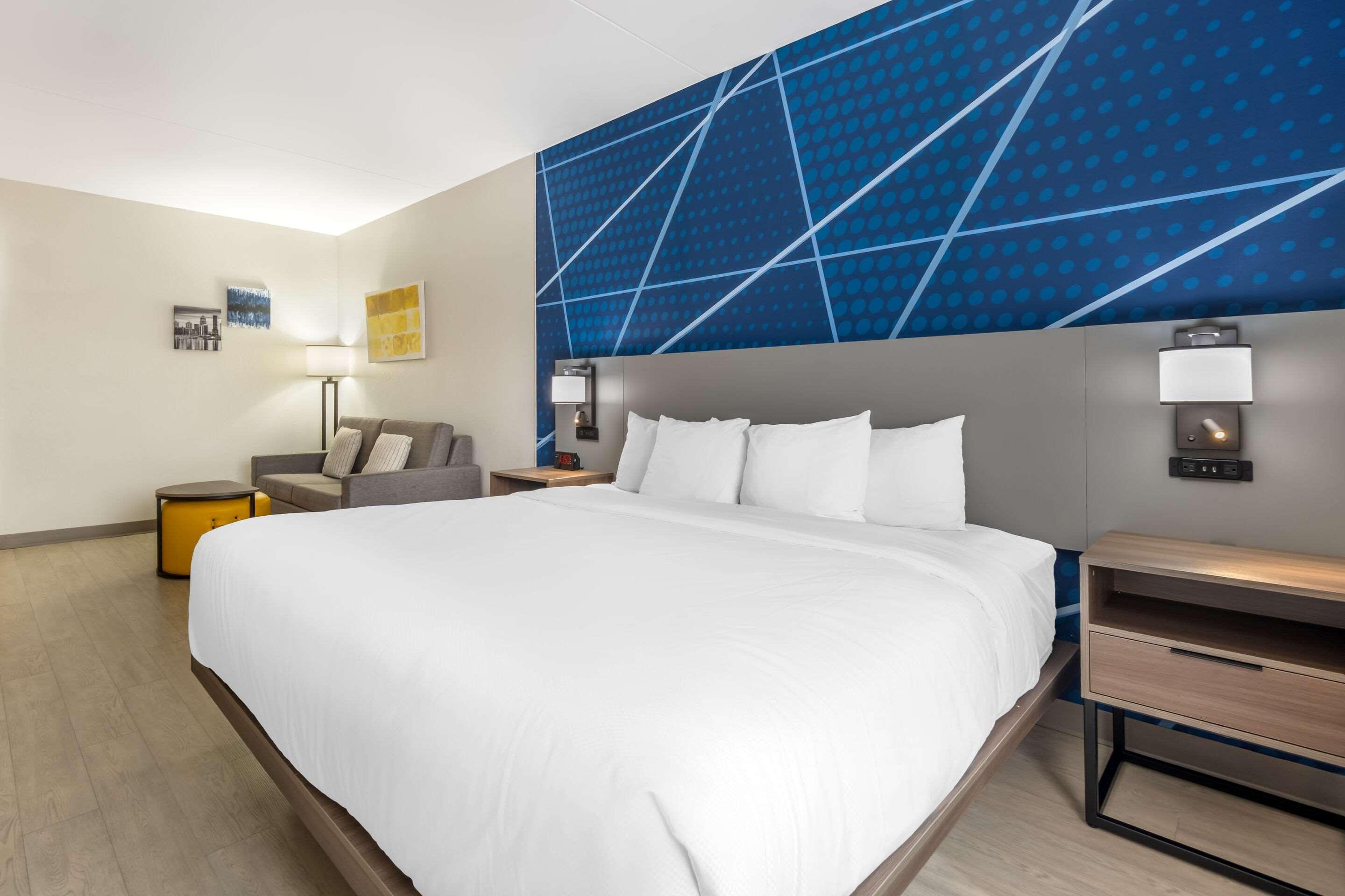 SUITE, KING BED