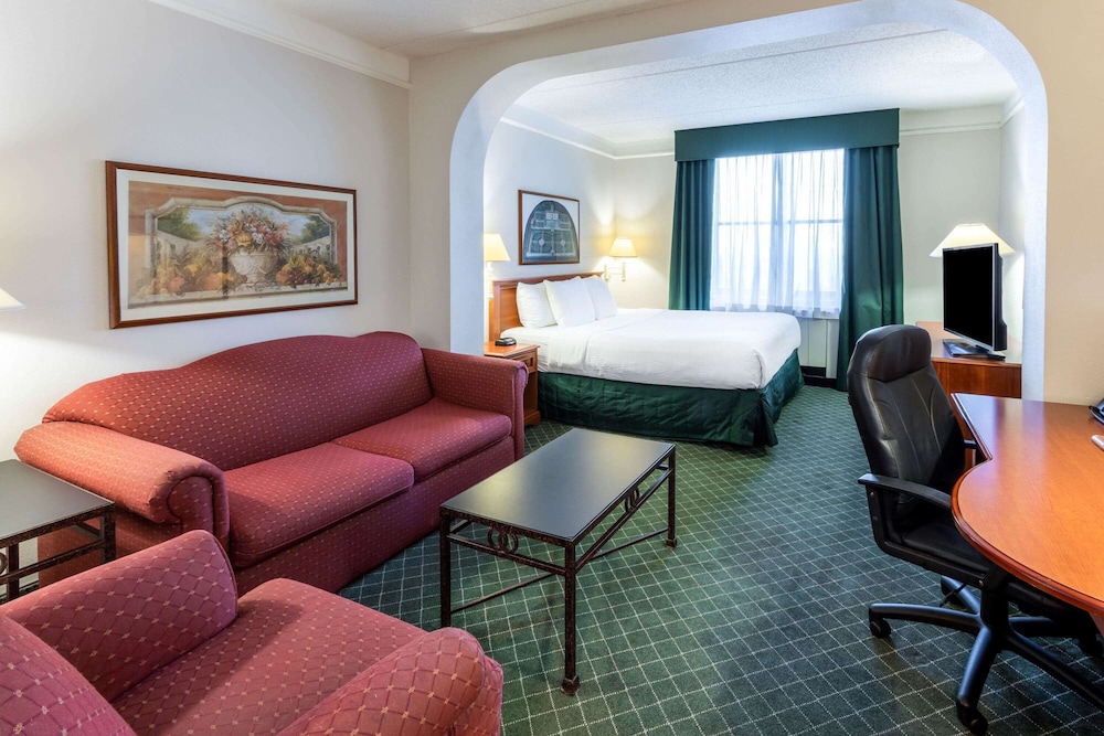 La Quinta Inn Suites Madison American Center 26/38