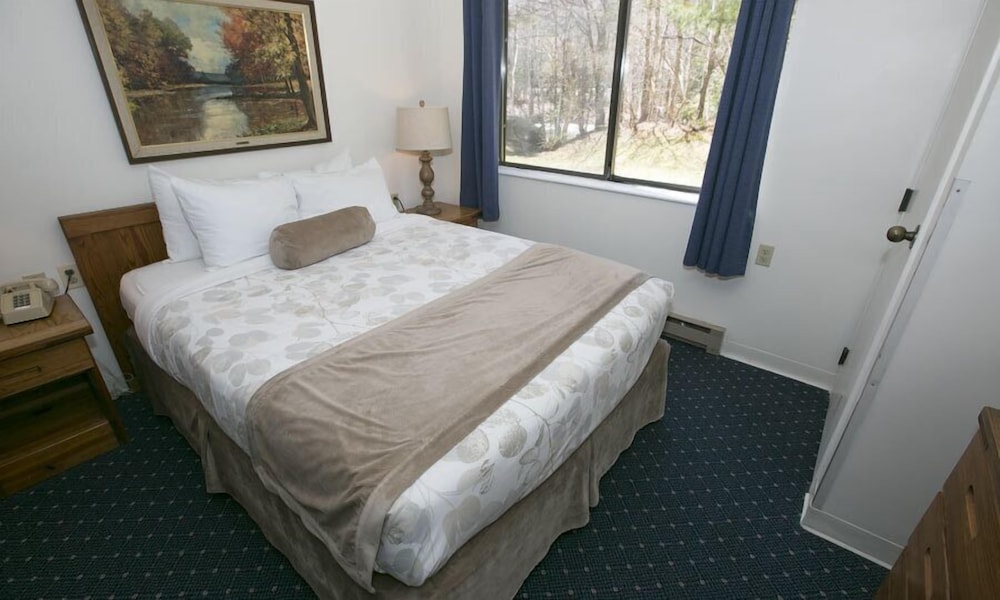 Room, Twin Beds, Queen Bed, Sofa, Den
