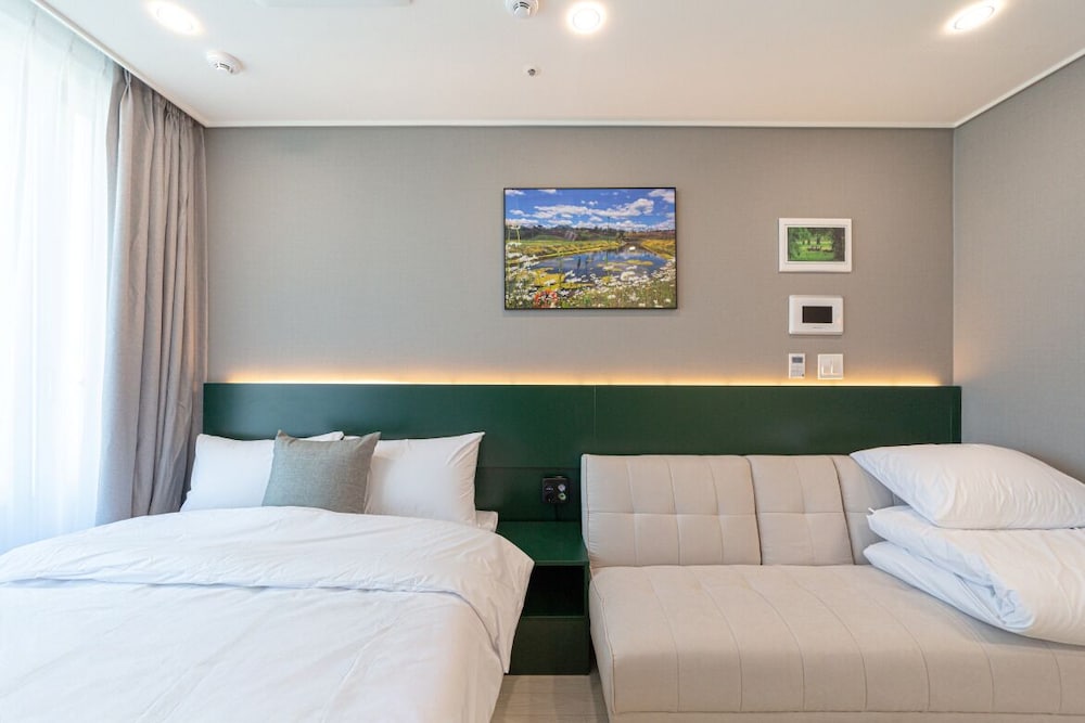 DELUXE, DOUBLE BED, SOFA