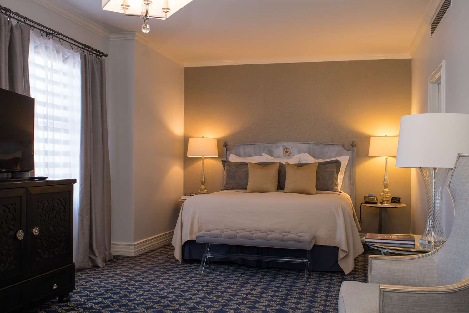 Governor, Suite, King Bed