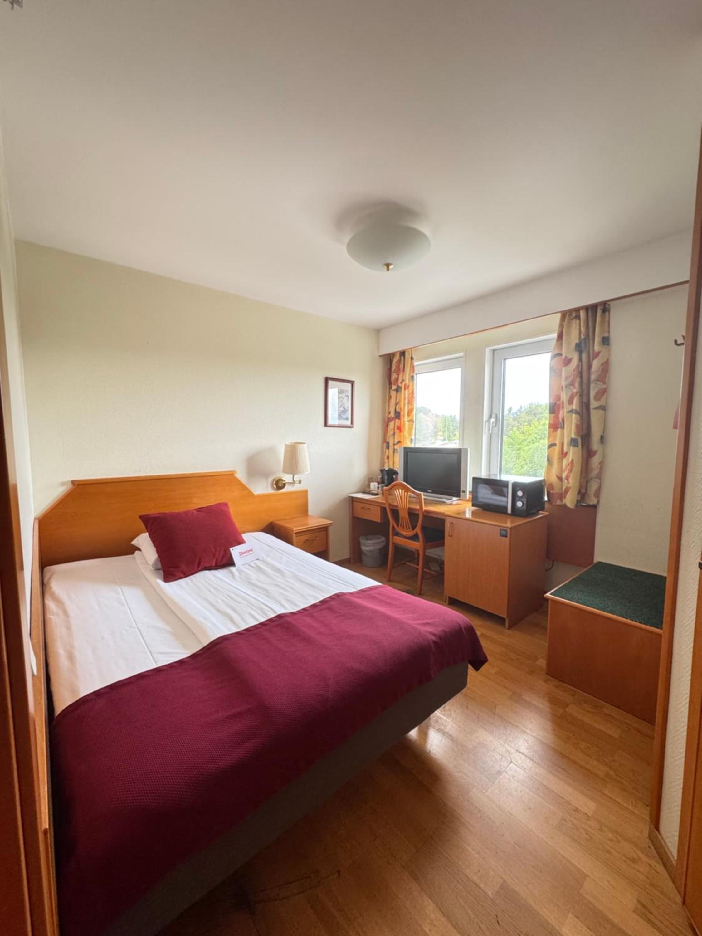 ROOM, SINGLE