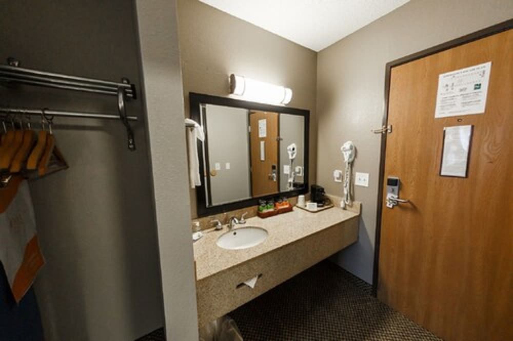 Quality Inn Burlington Near Hwy 34 12/27