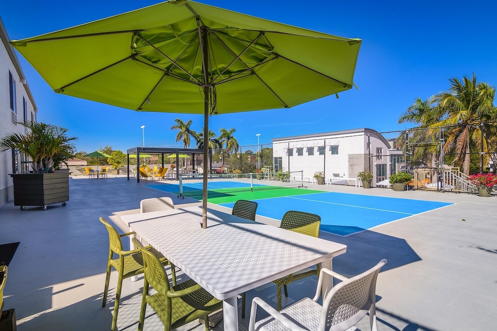 Naples Park Central Hotel 37/50