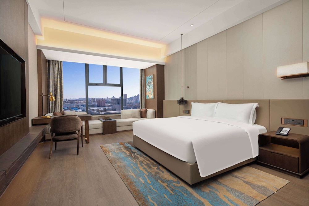 DELUXE, KING BED