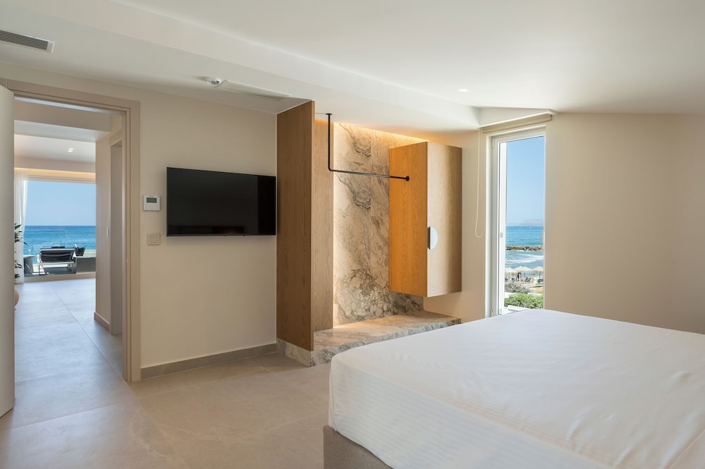 BEACHCOMBER, SUITE, BEACH FRONT, PRIVATE POOL