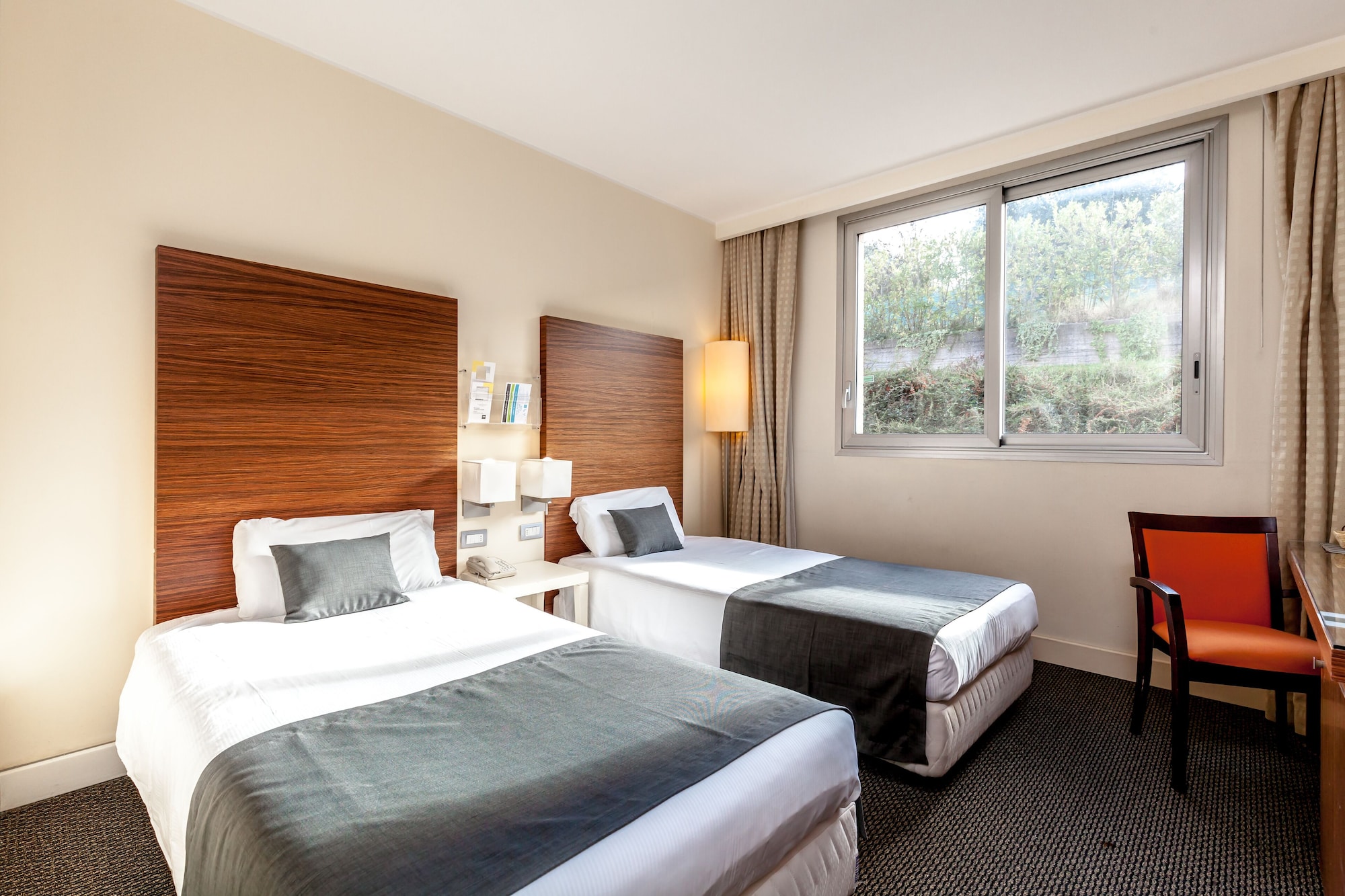 COMFORT, TWIN BEDS