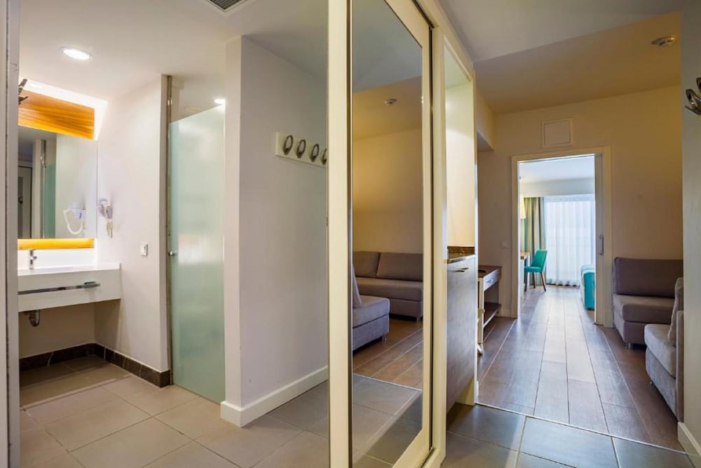 Terrace Elite Resort Hotel 40/41