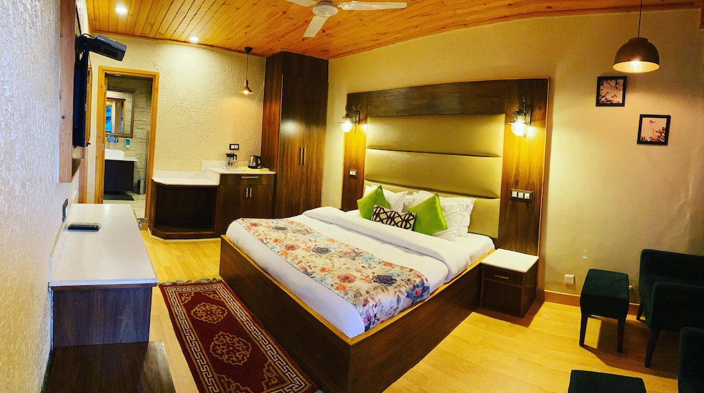 Deluxe, Double Bed, Valley View