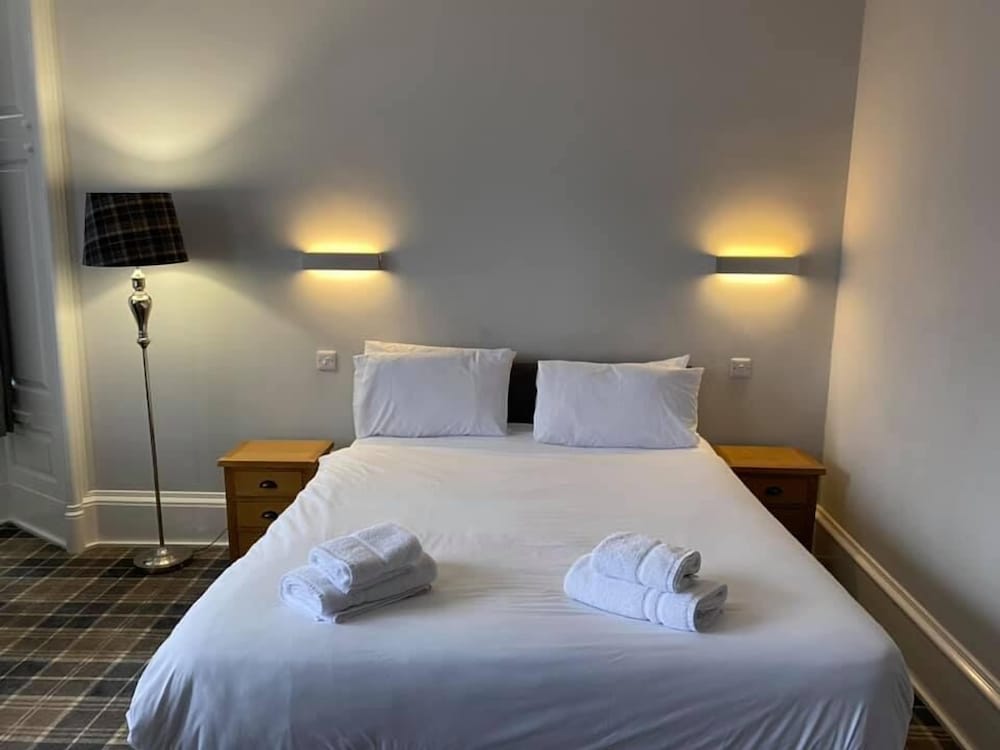 Crown Court Hotel & Bar 8/50