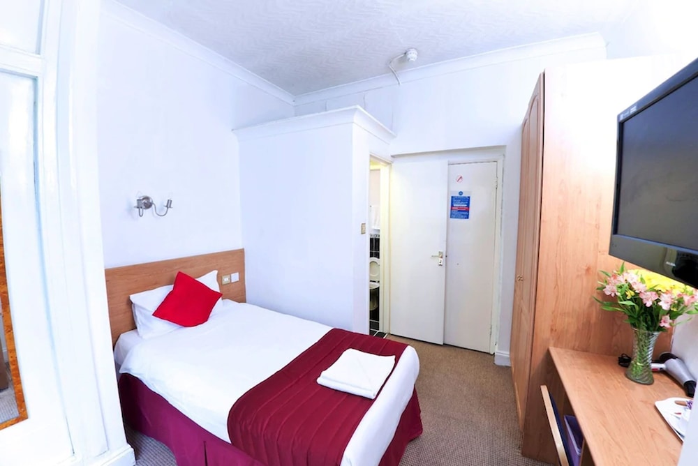 WHITELEAF HOTEL 6/50