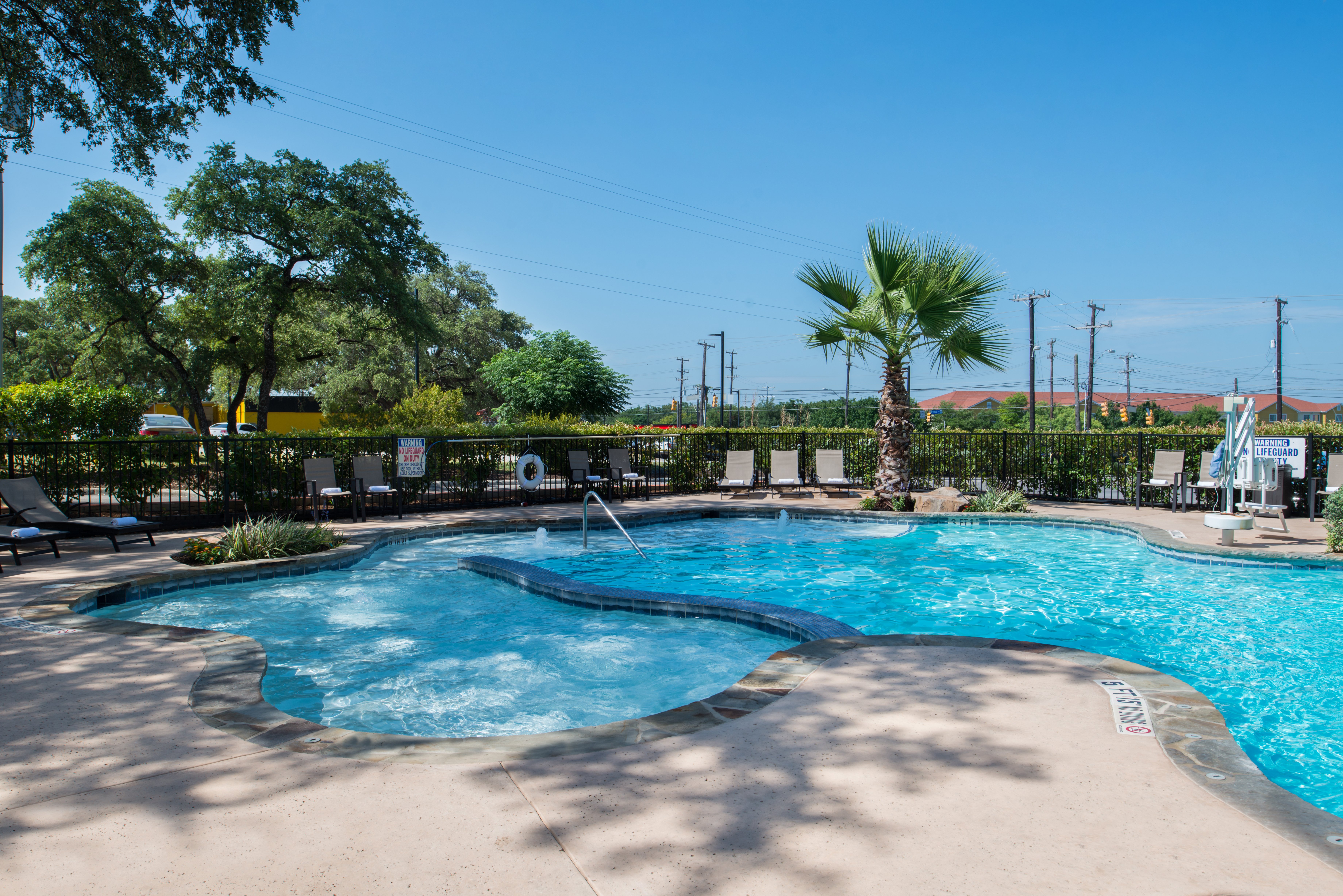 Holiday Inn Express & Suites San Antonio Medical-Six Flags 73/74