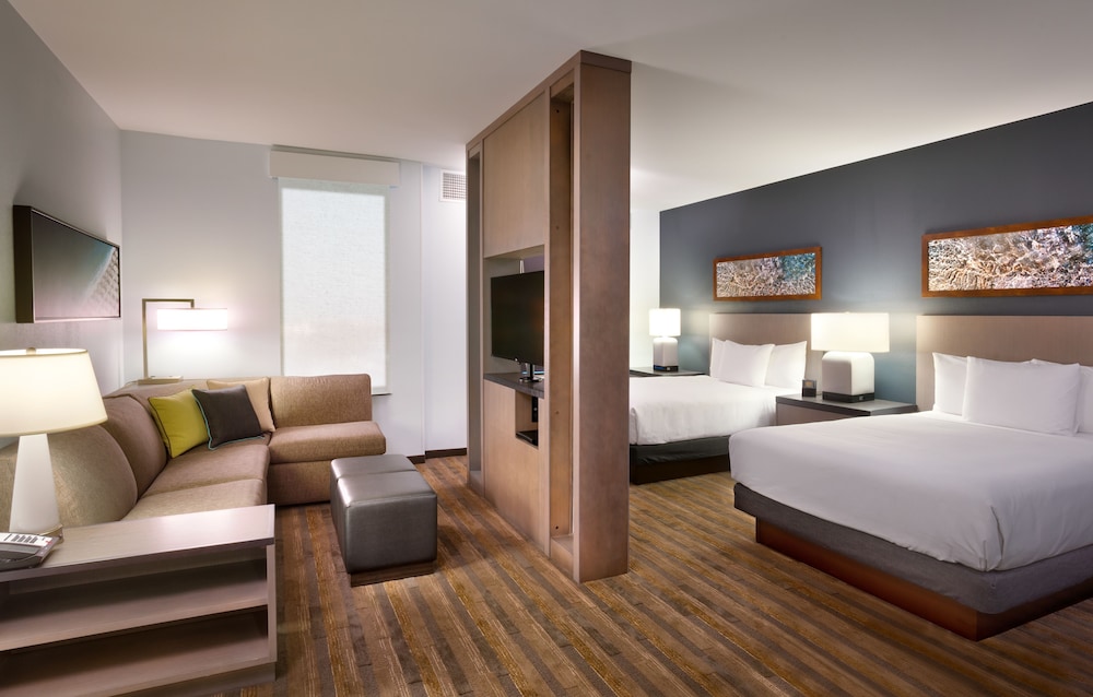 STUDIO, 2 QUEEN BEDS, SOFA, KITCHEN