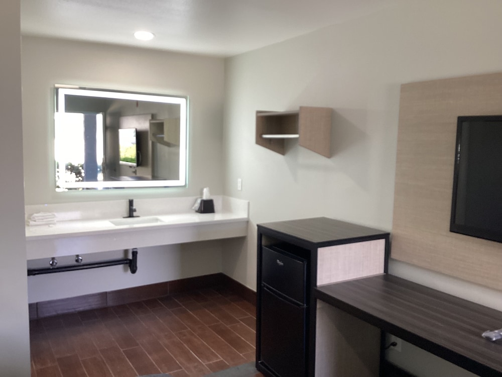 Mayfair Inn Ontario Airport 34/35