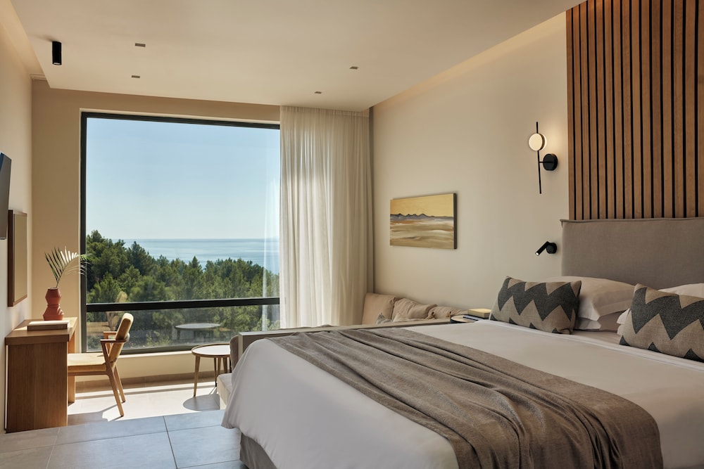 جناح مريح جونيور بسريرين منفصلين بإطلالة على البحر مع أريكة بمسبح خاص، Celestial All Suites - Adults Only 2/5
