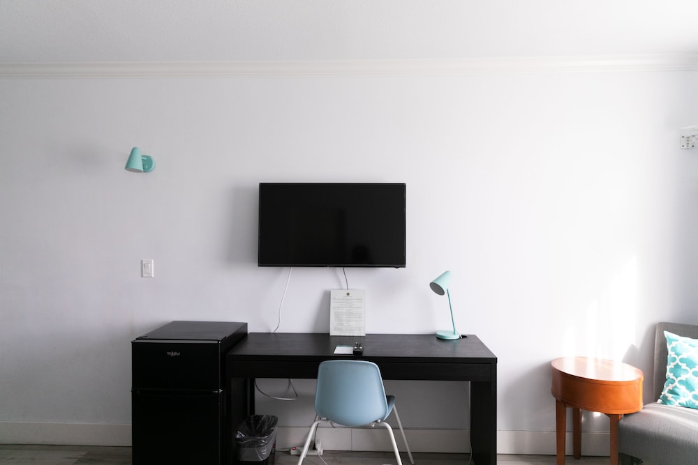 Hometel Suites 68/72
