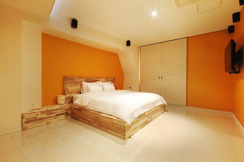 Zara Motel 33/68