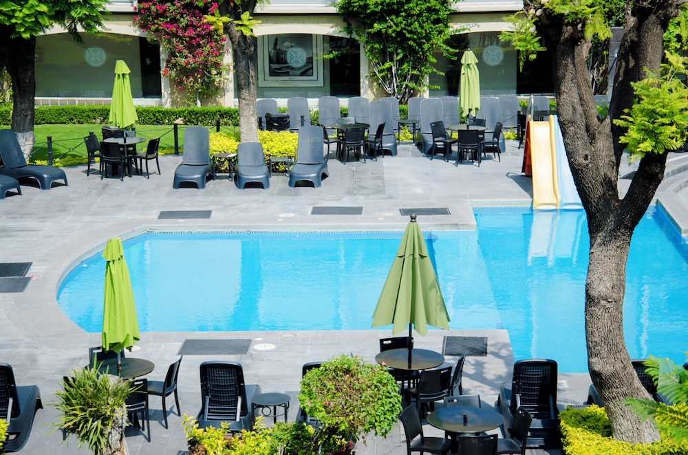 Plaza Camelinas Hotel 57/63