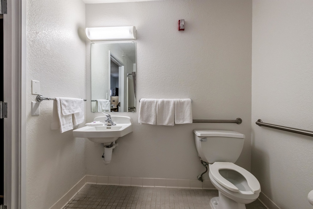 Motel6 West Des Moines, IA 49/52