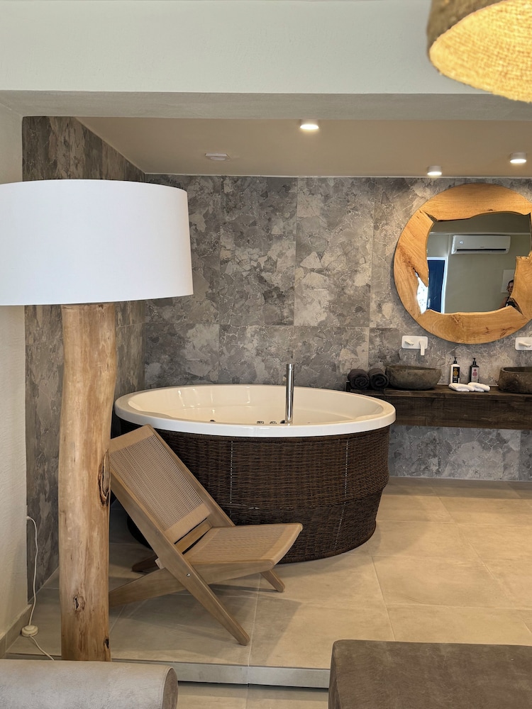 The Noverian Bios Santorini Boutique Hotel 70/78