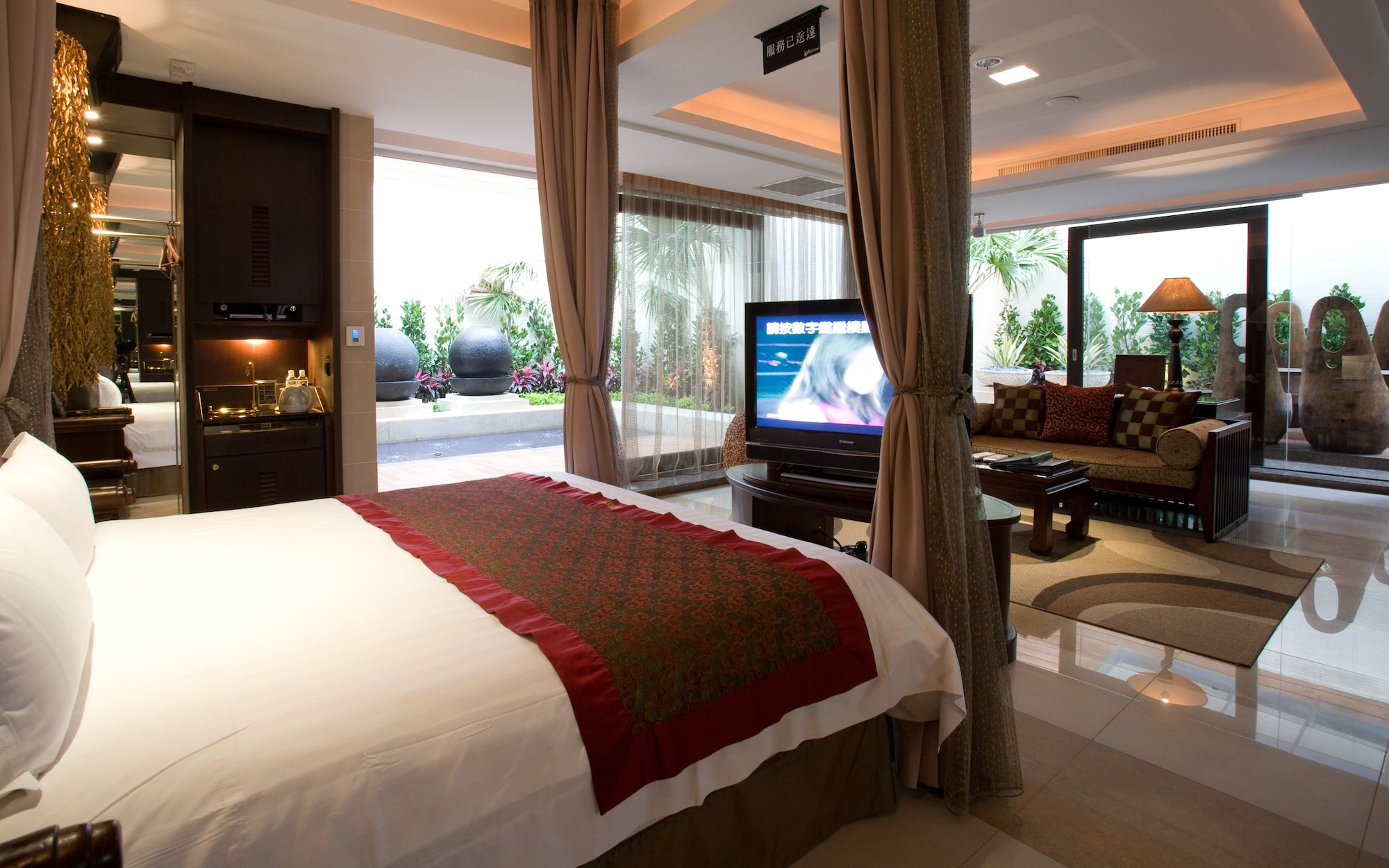 LUXURY, SUITE