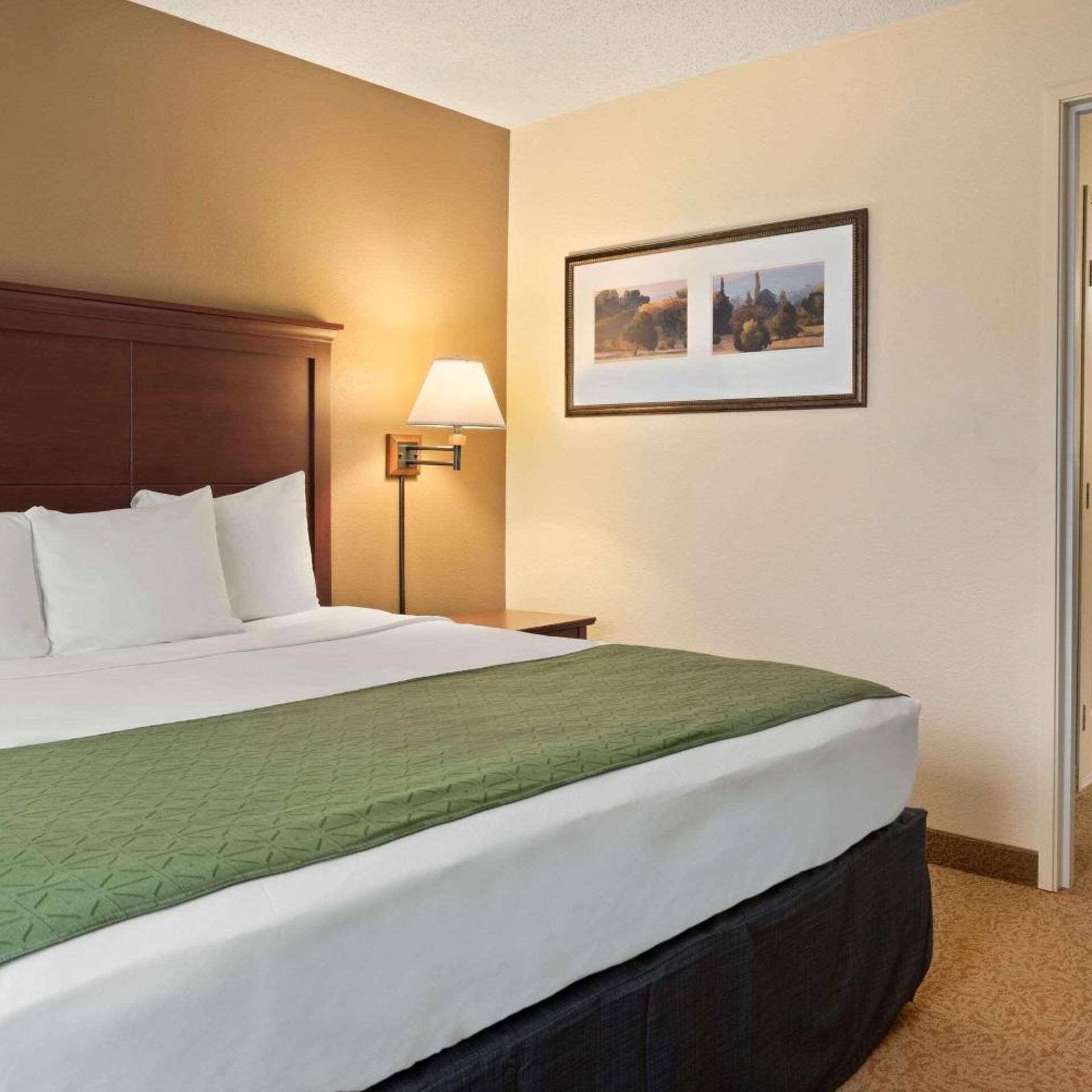 Suite, King Bed, Hot Tub, Accessible