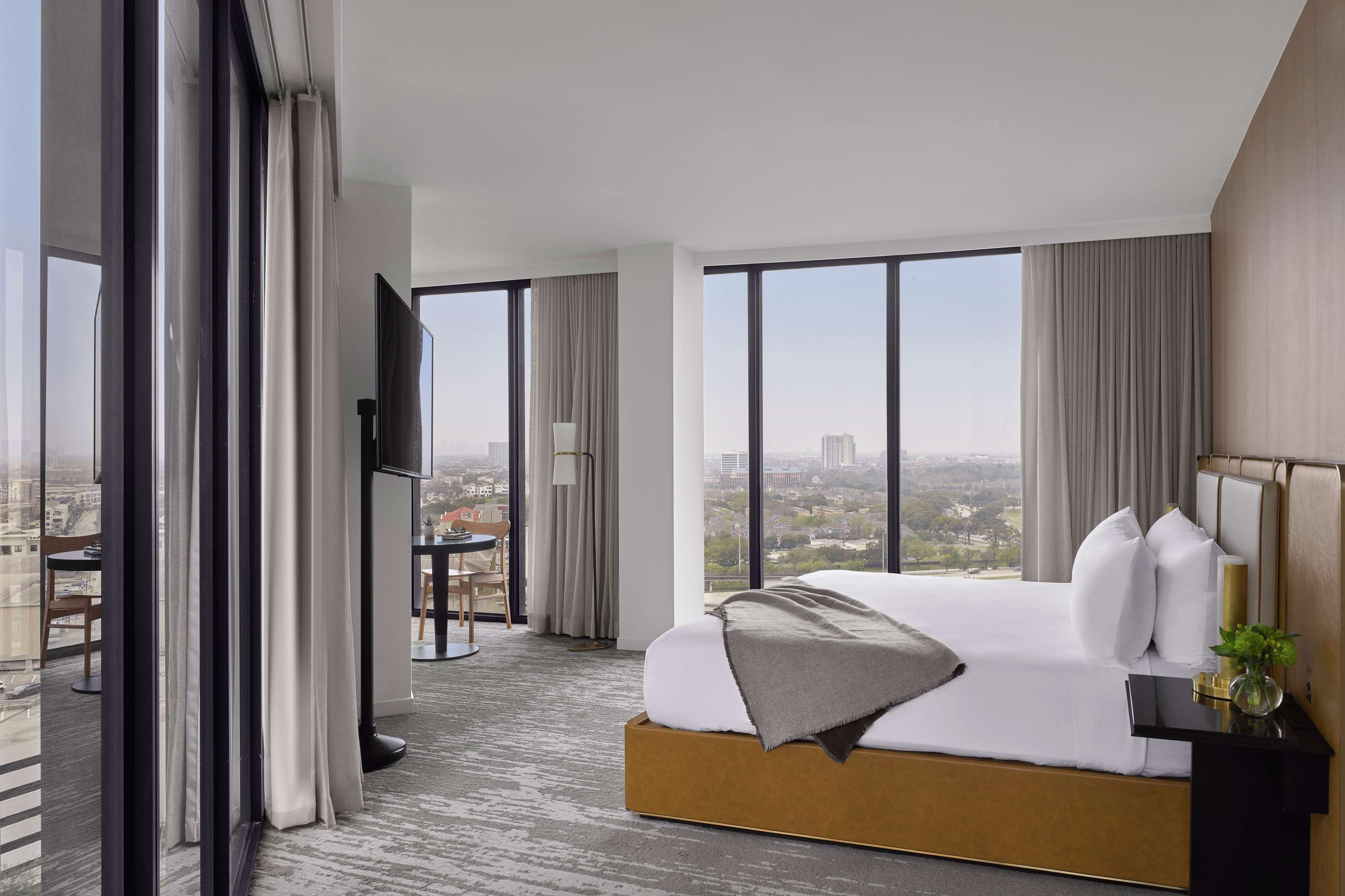 1 BEDROOM, SUITE, CORNER