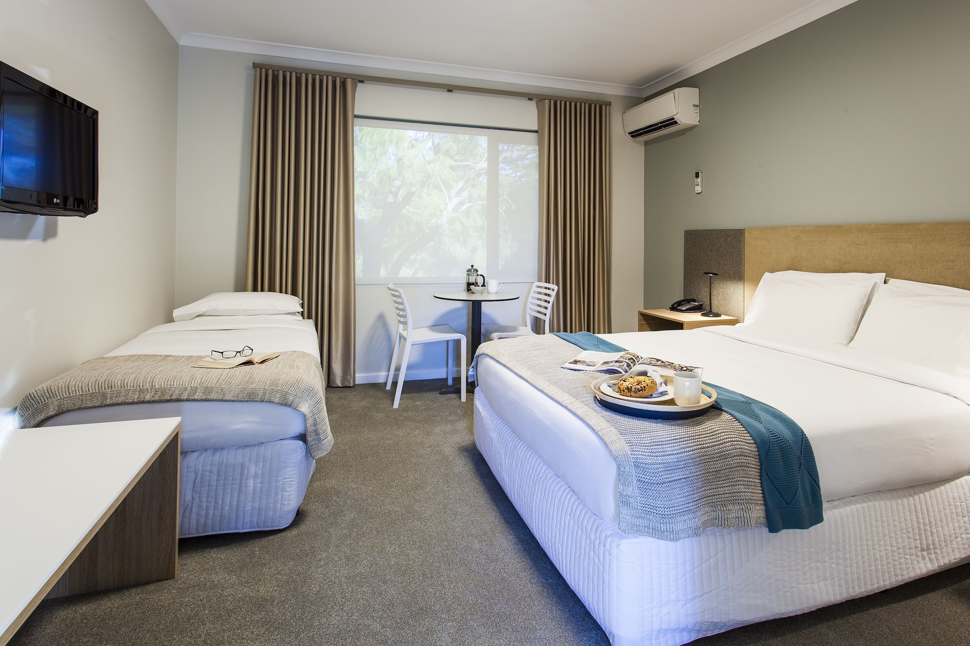 DELUXE, TWIN BEDS