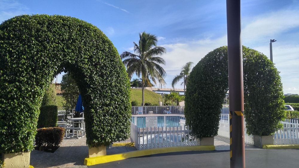 Belmont Inn Suites 21/50