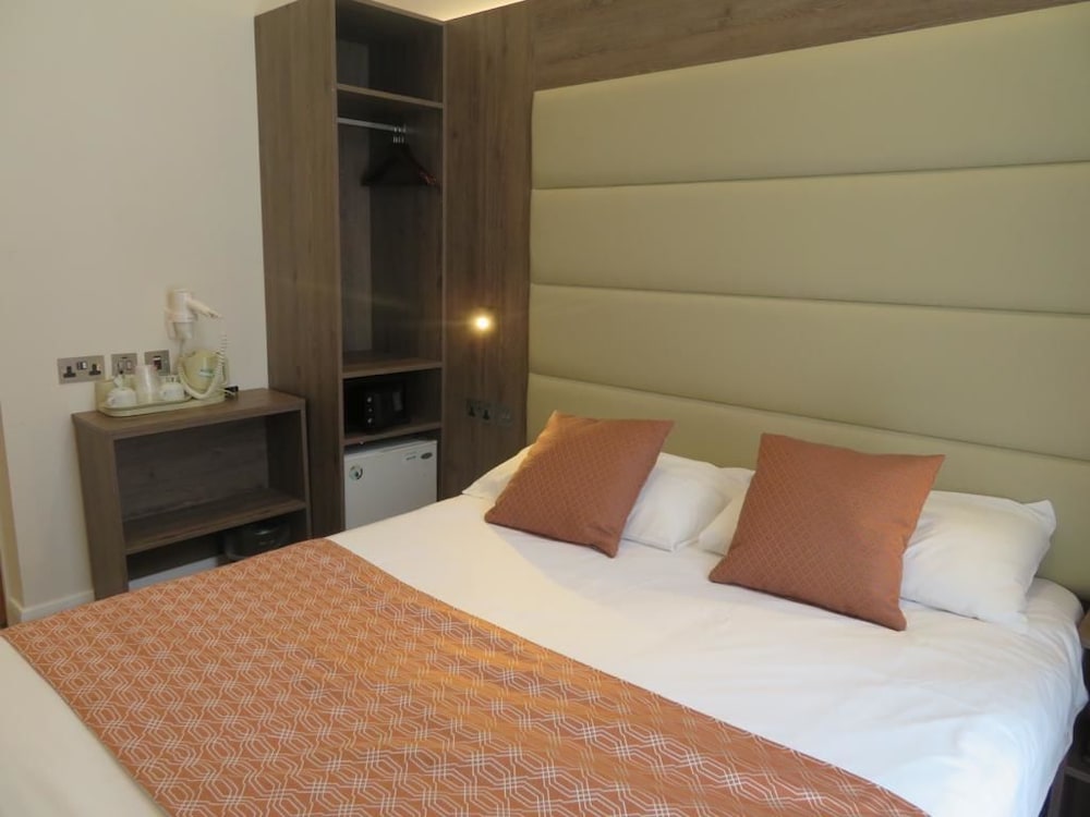 ROOM, DOUBLE BED